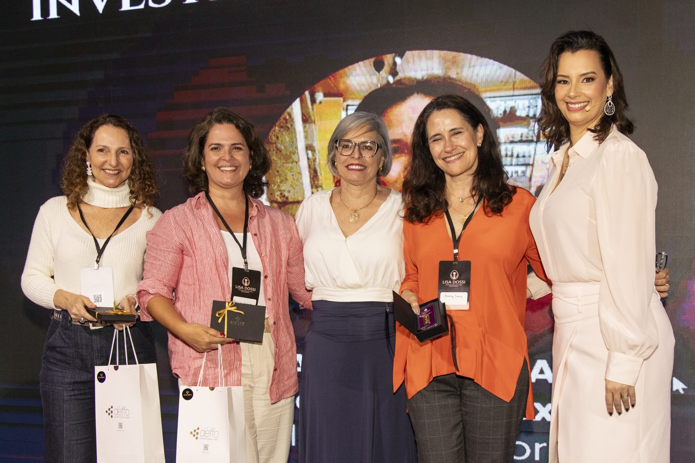 Investidoras de Elite reconhecidas no palco do último Summit, ao lado de Lisa Dossi