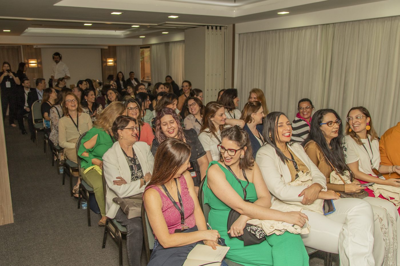 Participantes rindo e conversando durante o Dona do Lucro Todo