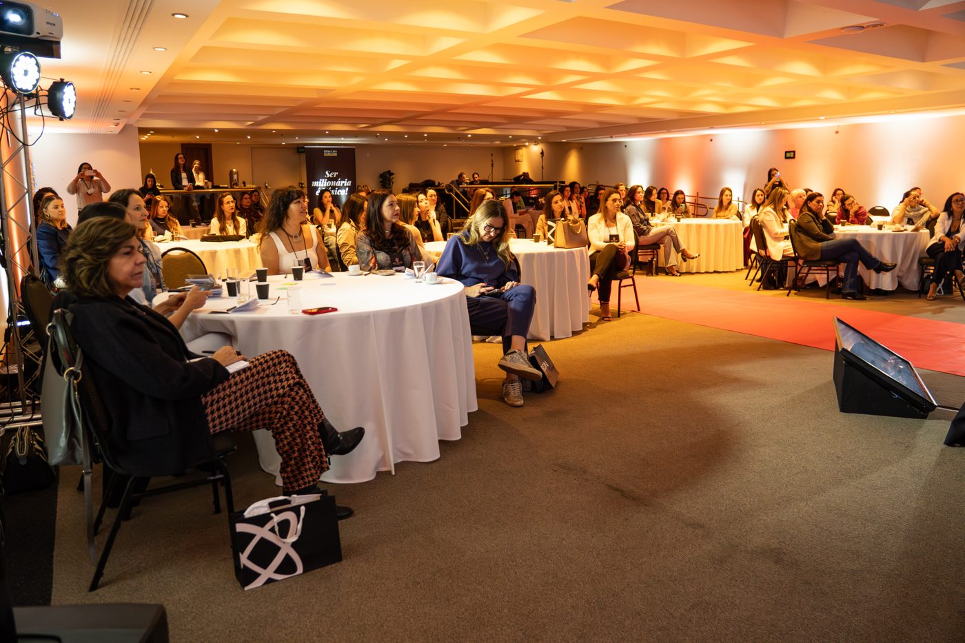 Mulheres atentas à programação em uma das edições do Dona do Lucro Todo